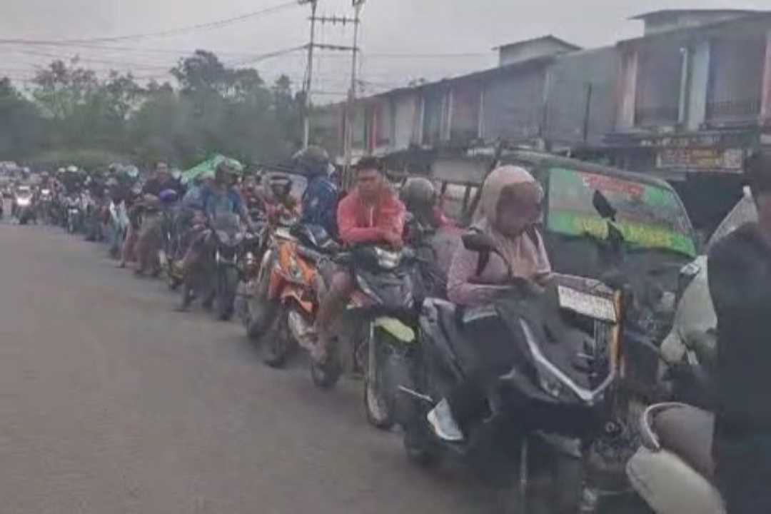 Tembus Rp30 Ribu Per Liter, Kelangkaan BBM di Melawi Resahkan Warga Stok SPBU Ludes Sejak Siang