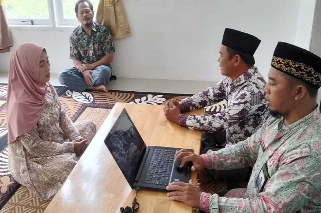 Fasilitasi Ikrar Syahadat, KUA Sokan Berikan Pembinaan Dasar Keislaman bagi Muallaf Baru